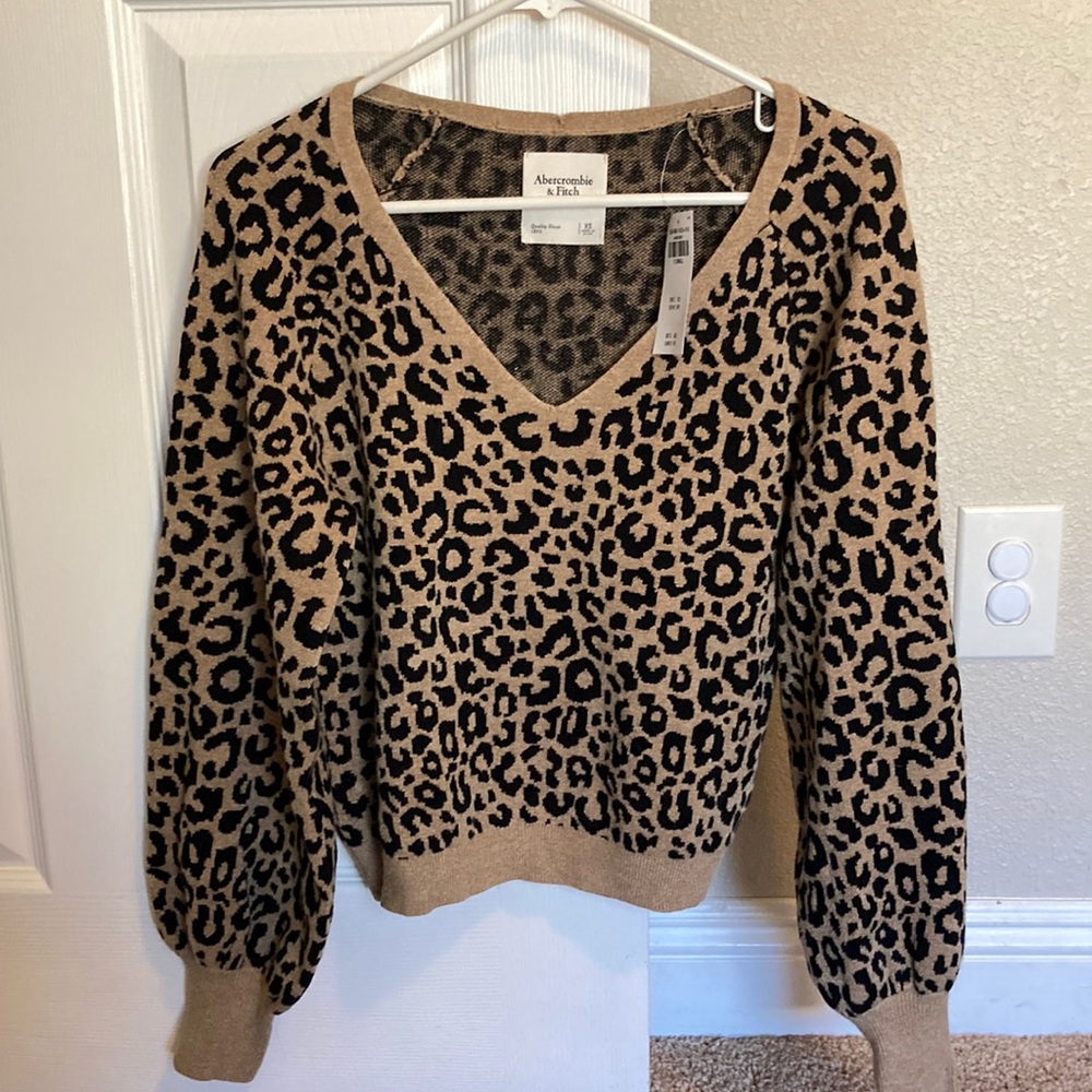 Abercrombie cheetah/leopard print v neck sweater